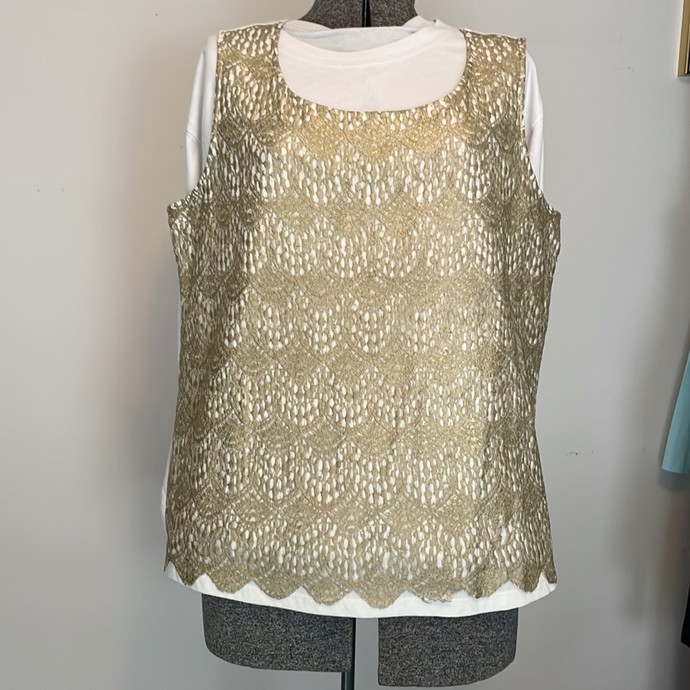 Tee Chico’s. Size 3. Gold front. Never worn. Excellent condition.